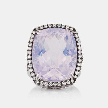 550. A circa 23.50 ct lilac "lavender quartz" and brilliant-cut diamond ring. Total carat weight of diamonds ca 1.00 ct ct.