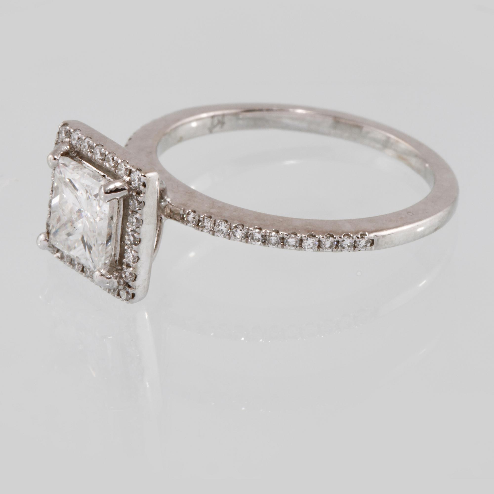 RING, 18K vitguld med prinsesslipad diamant 1.09 ct samt briljantslipade diamanter 0.25 ct. Vikt 3,5 gram.