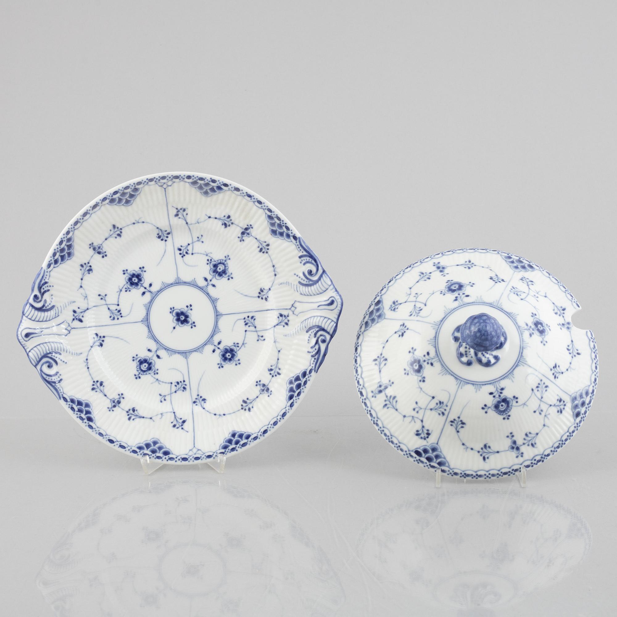 A 'Blue Fluted Half Lace' porcelain tureen with cover and stand / dish, Royal Copenhagen, model 601 and 666, 1898-1923.