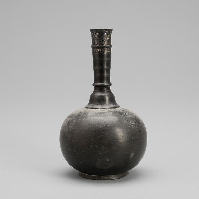 FLASKA/HUQQA, metall, "Bidri-arbete", Indien, omkring 1900.