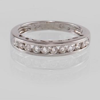 RING, 14K vitguld med 11 briljantslipade diamanter, utländska stämplar. Vikt 2,1 gram.