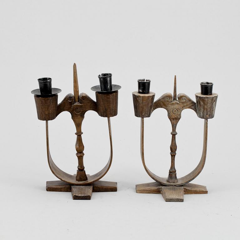 LJUSSTAKAR, kandelabrar, 2 st snarlika. Trä. Taserud. 1900-tal.
