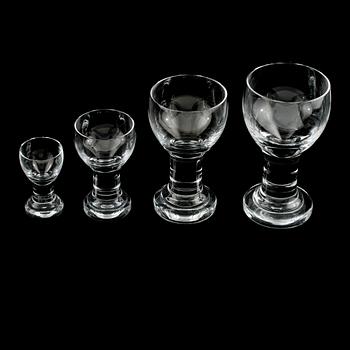 GLASSERVIS, 59 delar, "Ballad", Bertil Vallien, Kosta Boda, modellen formgiven 1975.