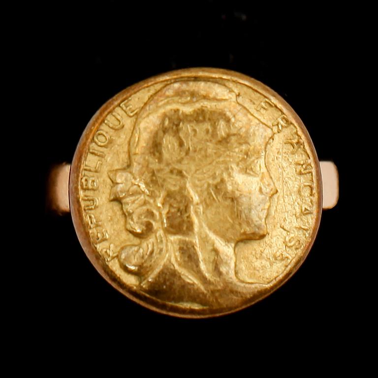 RING, skena 18 k guld, svenska stämplar 1964, med franskt mynt.