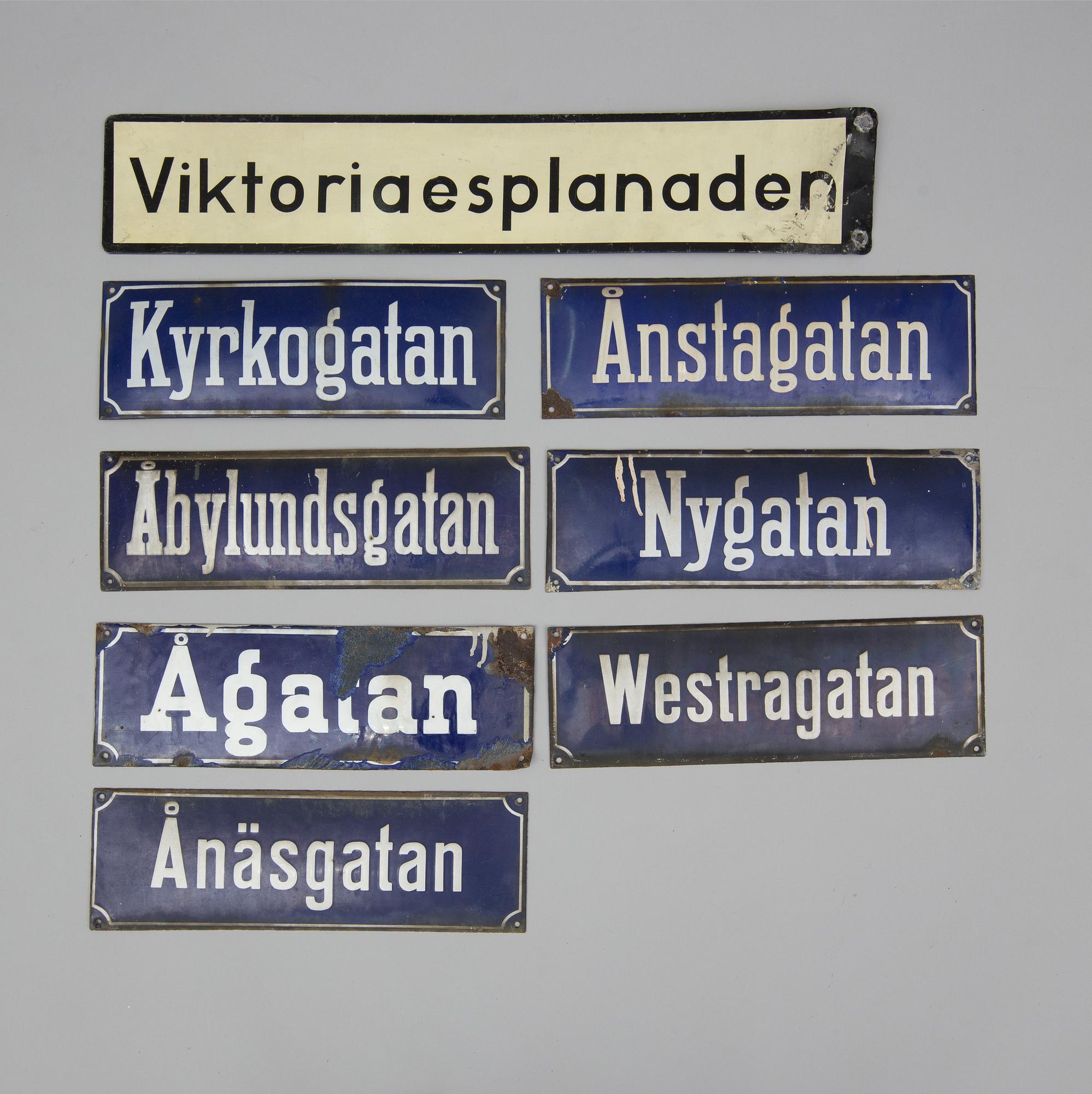 GATUSKYLTAR, 8 st, emaljerad plåt, 1900-tal.