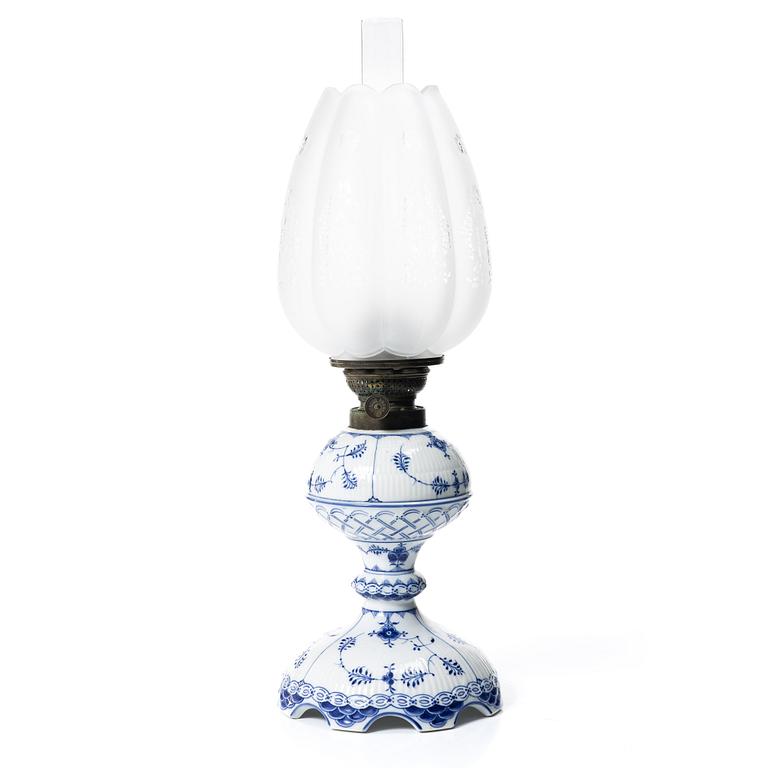Royal Copenhagen, fotogenlampa, "Musselmalet", Danmark, 1870-90.