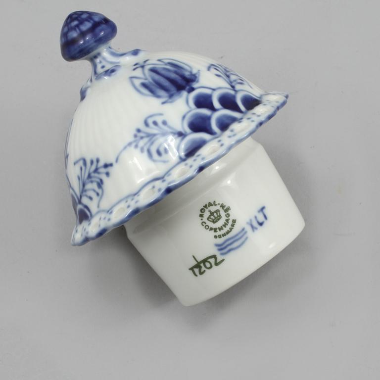 SERVISDELAR, 27 st, porslin, "Musselmalet", Royal Copenhagen, 1900-talets andra hälft.