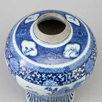 A blue and white vase, Qing dynasty, 19th Century.