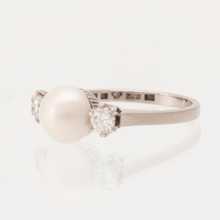 Ring 18K vitguld med odlad button pärla samt runda briljantslipade diamanter, G. Dahlgren & Co Malmö 1961.