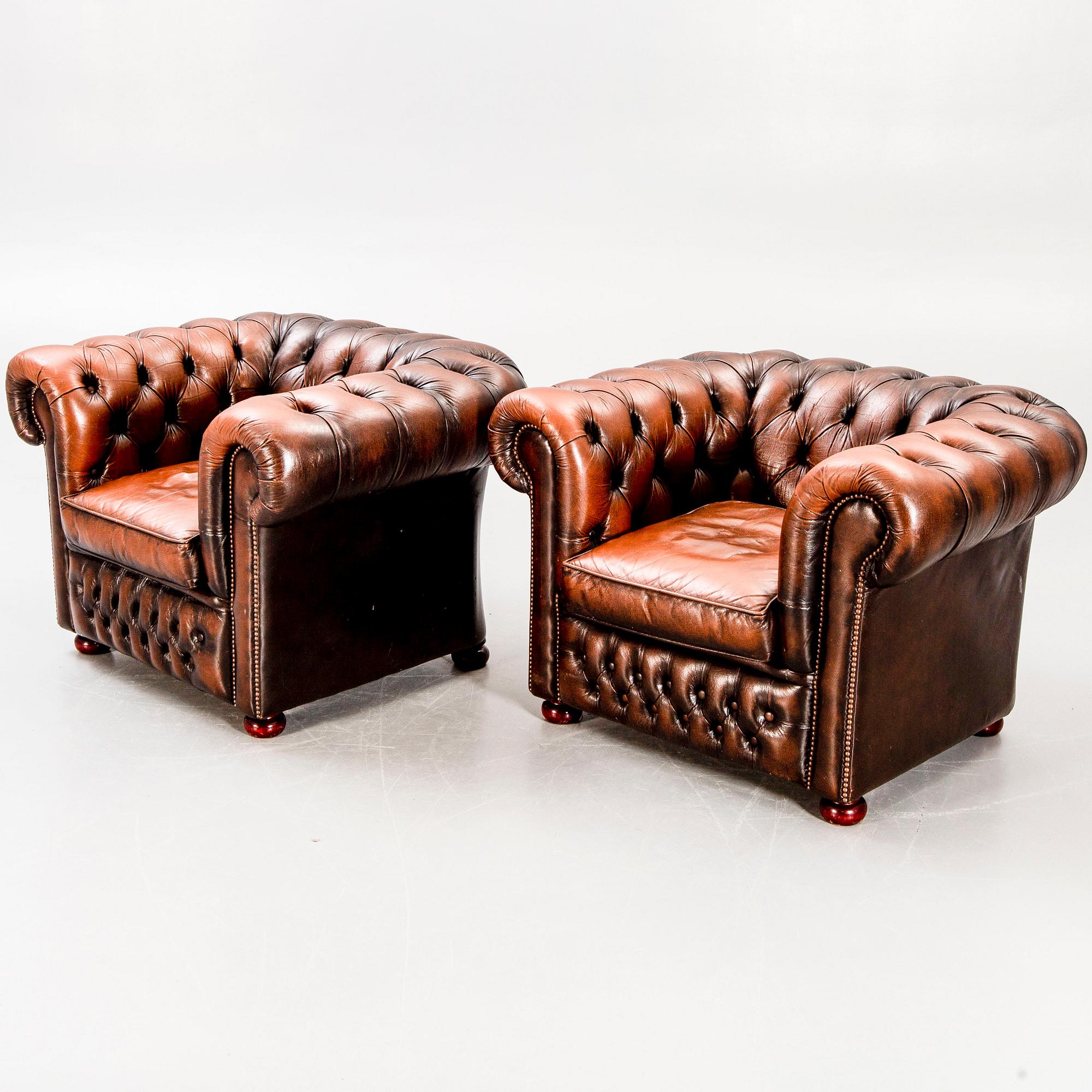Fåtöljer ett par Chesterfield-stil 1990-tal Britannia-möbler.