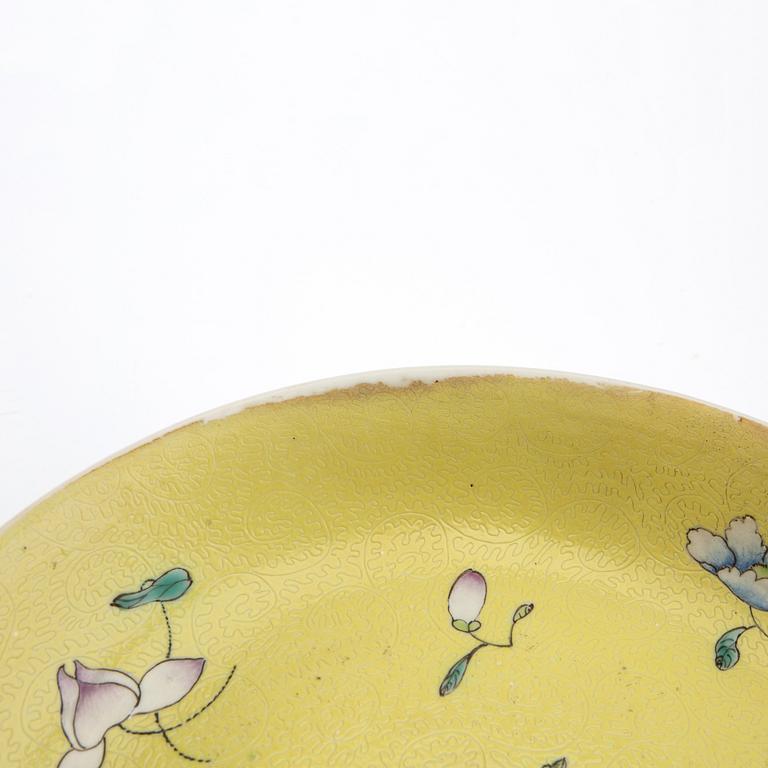 Skålfat ett par snarlika  Qing-dynastin  omkring 1900 Qianlongs märke porslin.