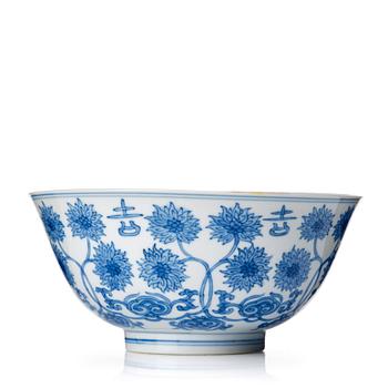 828. A blue and white lotus bowl, Qing dynasty, Kangxi (1662-1722).