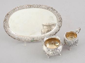 SOCKERSKÅL, GRÄDDKANNA SAMT BRICKA, snarlika, silver, svenska importstämplar, 1900-talets mitt. Vikt ca 318 gram.