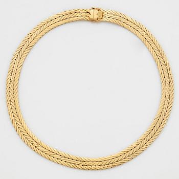 An 18K gold necklace.