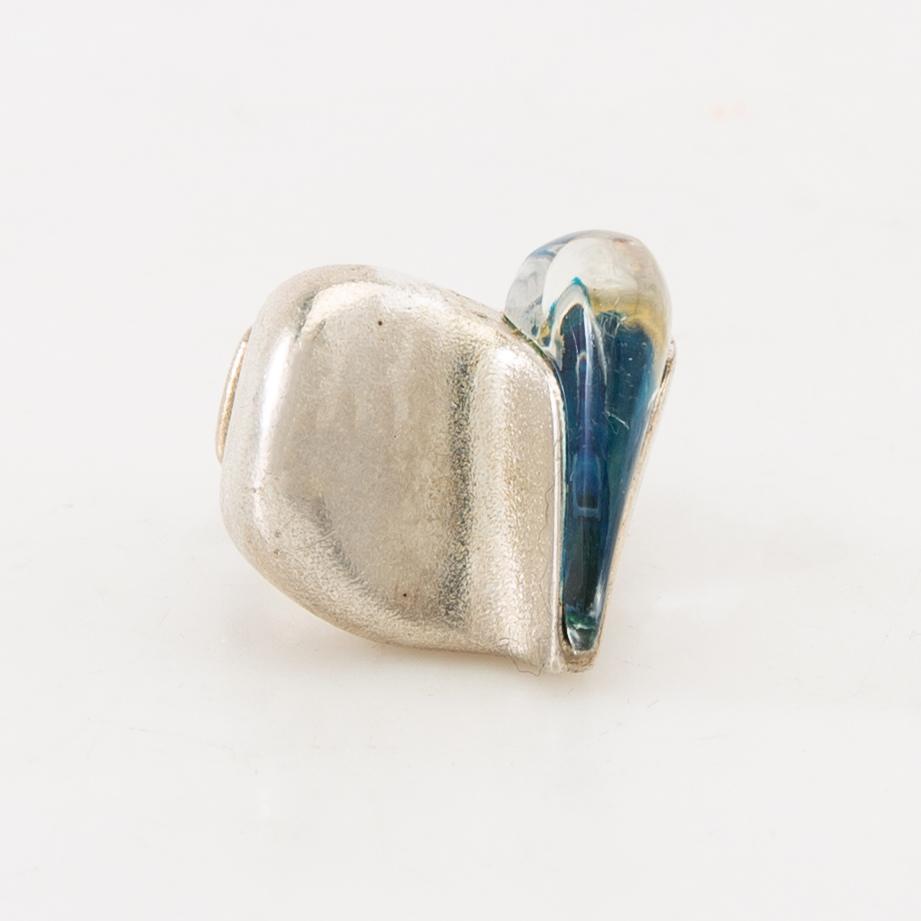 Björn Weckström, ring "Darinas tår", sterlingsilver och akryl. Lapponia 1970-tal.
