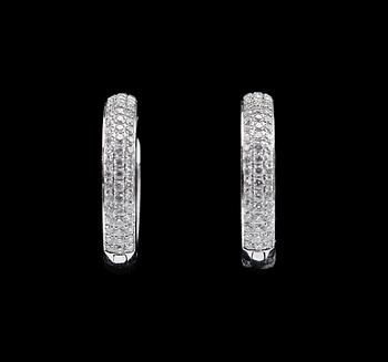 459. KORVAKORUT, briljanttihiottuja timantteja n. 0.62 ct. 18K valkokultaa. Paino 4,8 g.
