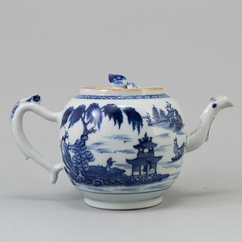 A Chinese export porcelain tea pot, Qing dynasty, Qianlong (1736-1795).