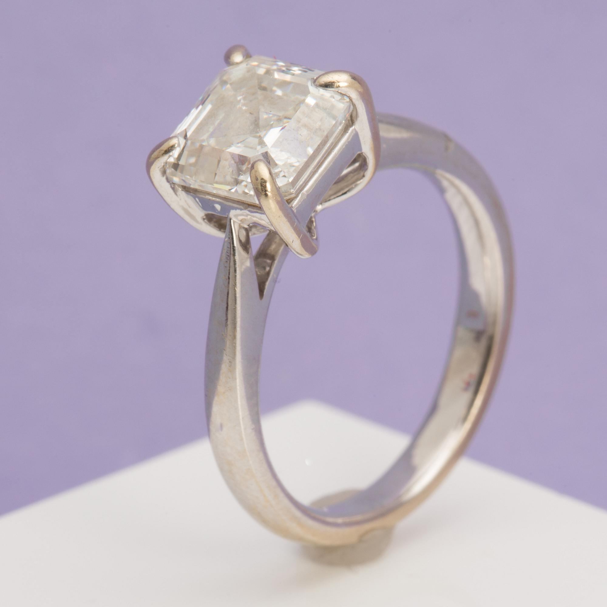 RING, med trappslipad (Assher-cut) diamant, 3.02 ct.