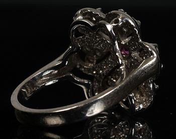 RING, 14K vitguld med 18 briljanter samt rosa safir.