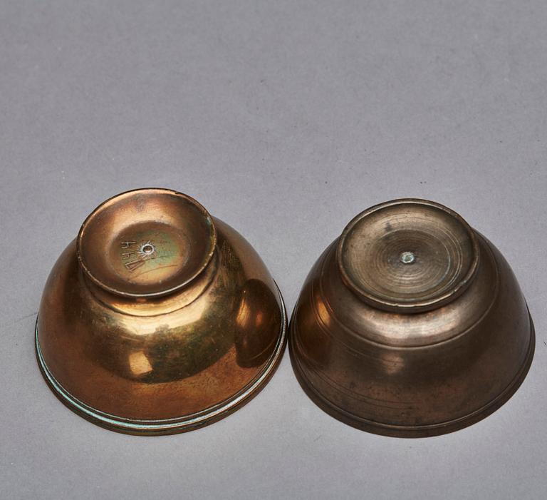 SUPKOPPAR, 2 st, mässing. Troligen 1700-tal.