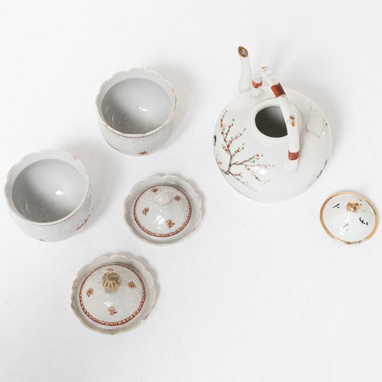 Cremekoppar med lock, ett par, 1700-tal samt tekanna 1900-tal.