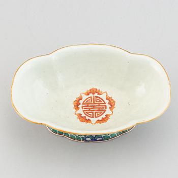 A famille rose footed bowl and a canton dish, Qing dynasty, late 19th century.