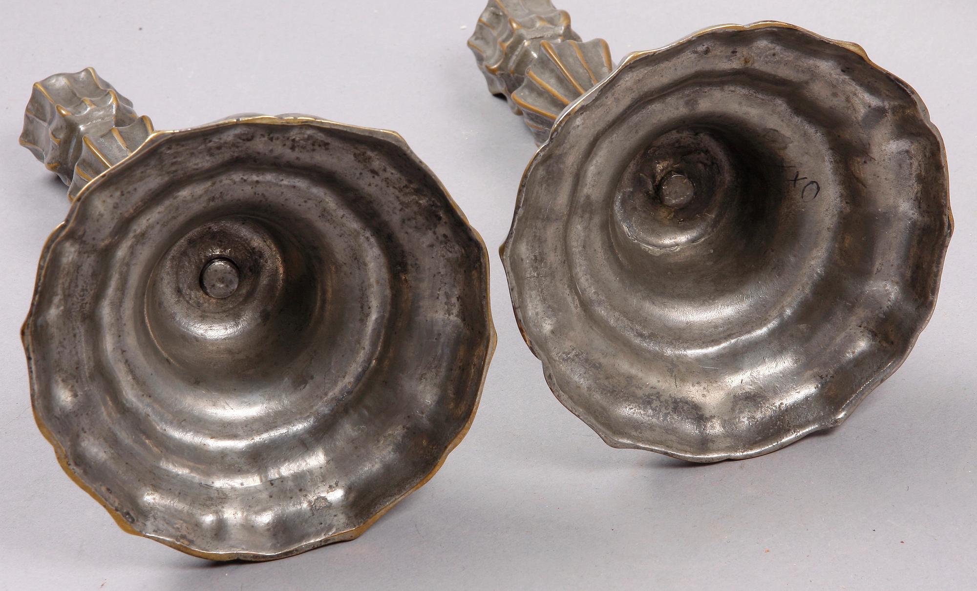 LJUSSTAKAR, ett par, förtennad mässing, barock, 1700-tal.