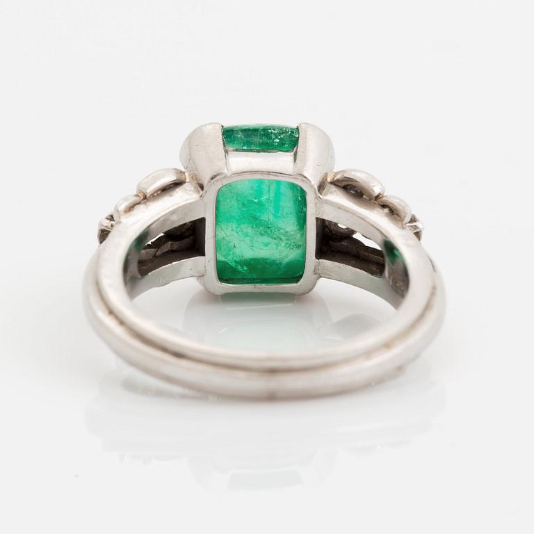 A WA Bolin 18K white gold ring set with a cabochon-cut emerald.