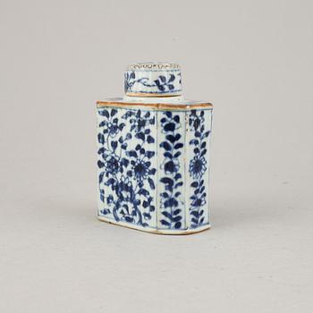 A chinese porcelain tea caddy, Kangxi (1662-1722).