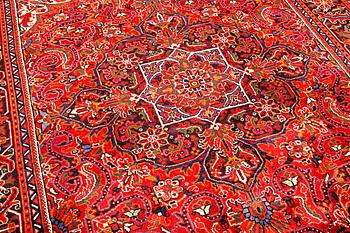 A Heriz patternd carpet, a.  295 x 207 cm.