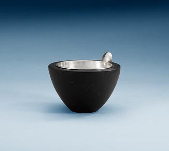 628. A Bo Klevert sterling and diabase bowl, Stockholm 1998.