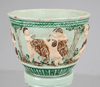 YTTERFODER MED PIEDESTAL. Gjutmassa, 1920/30-tal.