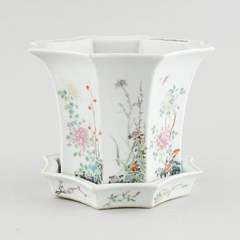 A Chinese porcelain flowerpot on a  dish, 1960s or later.