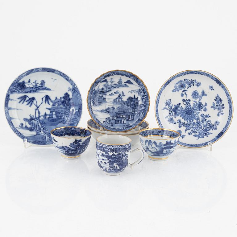 Skålfat, två stycken, tekoppar, två stycken samt kaffekopp och tre fat, porslin, Kina, Qingdynastin, 1700-tal.