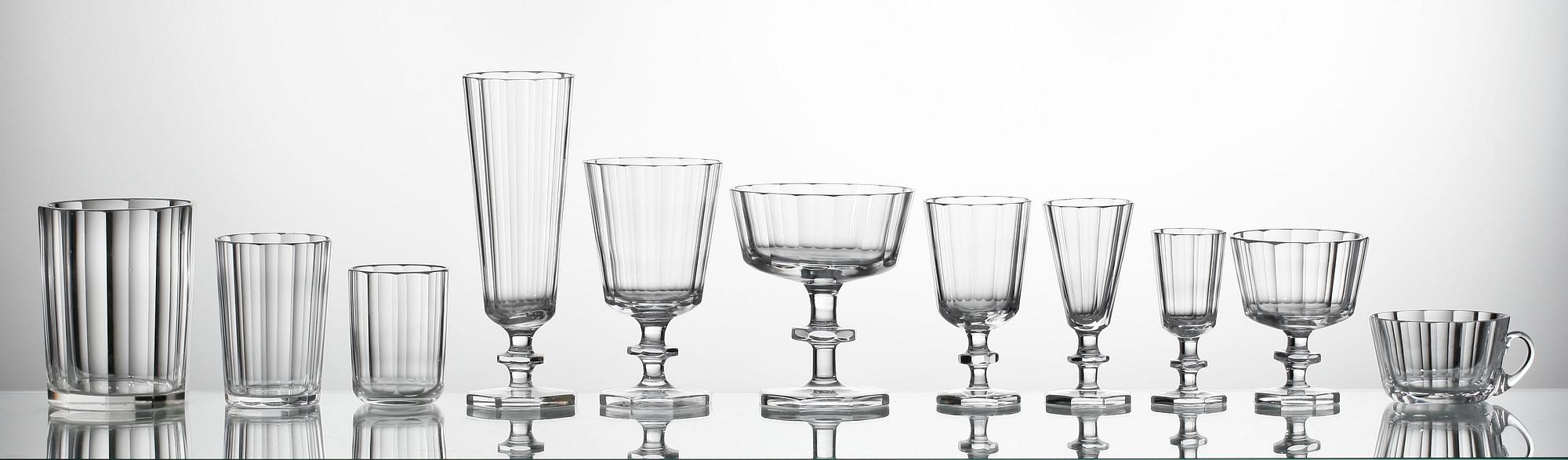 GLASSERVIS, glas, 93 delar, "Karlberg", Elis Bergh, Kosta, samt 1 glas trol "Karlberg" 1900-tal.
