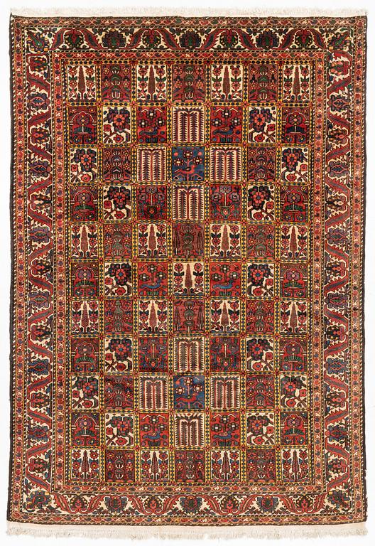A Chahar Mahal Va Bakhtiari carpet, semi antique, c. 306 x 220 cm.