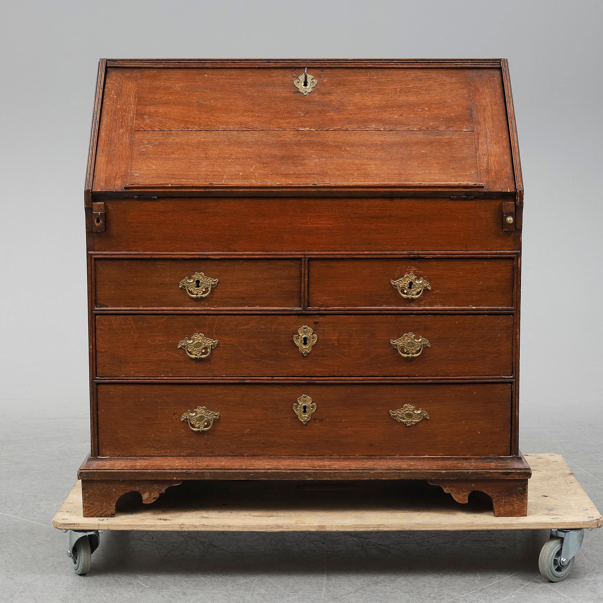 An early 19th century oak secratire.