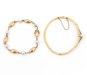 ARMRING OCH ARMBAND, 18 karat guld, pärlor och rosenslipade diamanter. Total vikt ca 13,3 gram.