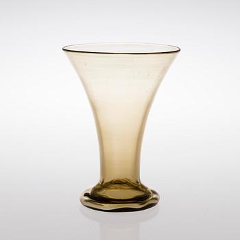 AN EARLY 20TH CENTURY GLASS VASE.