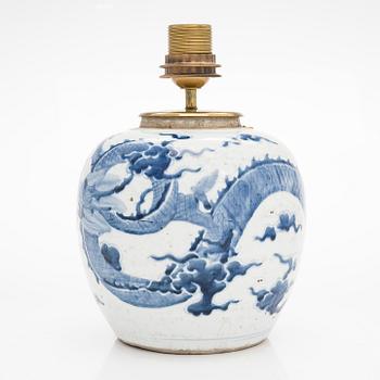 Bojaani/lampunjalka, posliinia. Kiina, Qing-dynastia, 1800-luku.