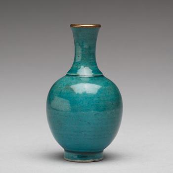 A turkoise glazed vase, Qing dynasty, Kangxi (1662-1722).