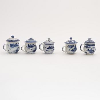 Cremekoppar med lock, nio stycken, porslin, Kina, Qingdynastin, Qianlong (1736-95).