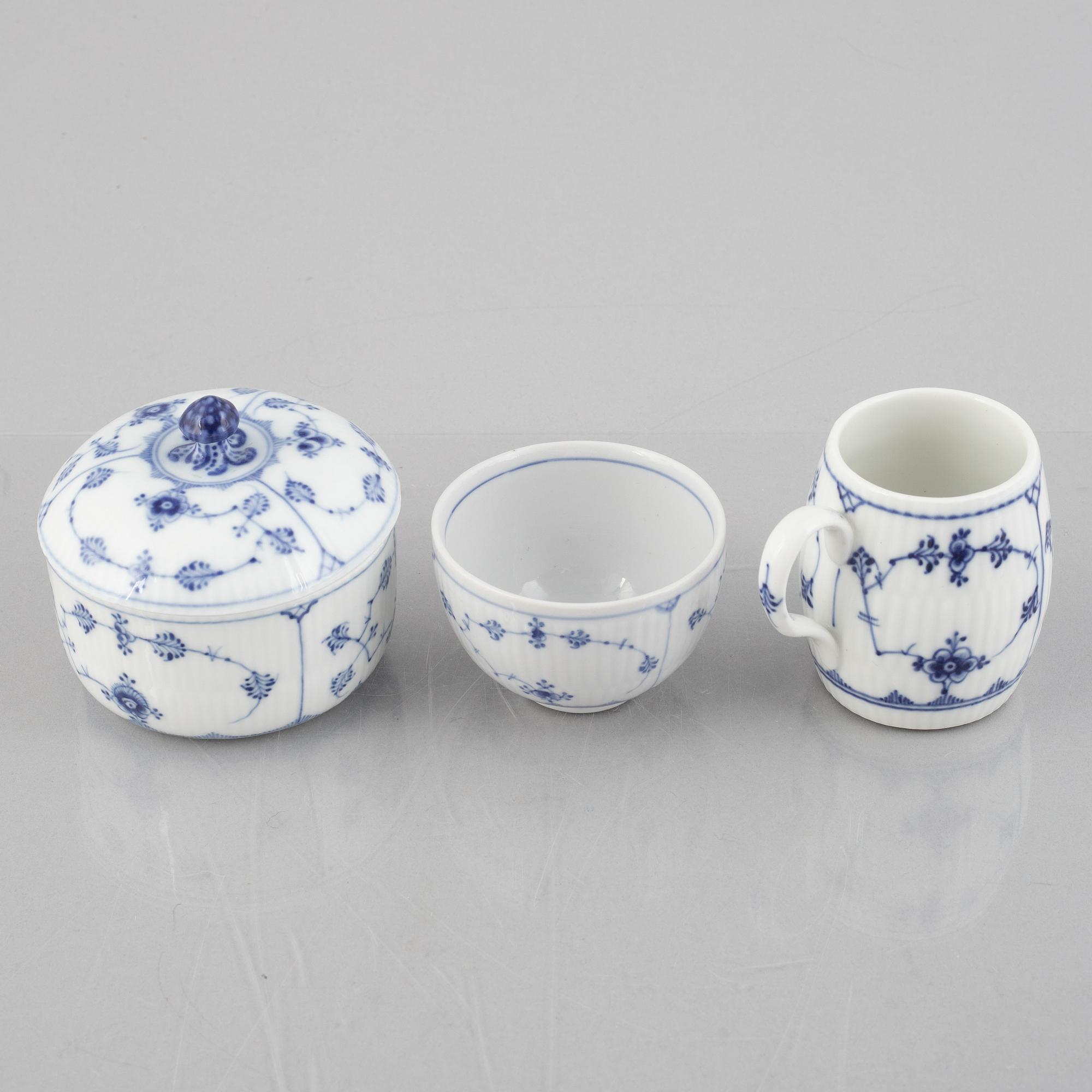 'Blue Fluted plain/rifflet' / 'Musselmalet' sugar bowl with cover, mustard pot and a bowl, Royal Copenhagen, 1898-1923.