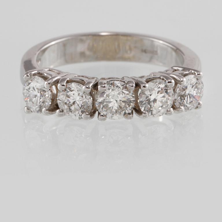 RING, 18k vitguld med 5 briljantslipade diamanter, 1.69 ct. Vikt 3,3 g.