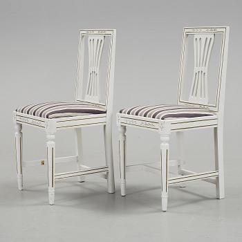 STOLAR, ett par, sengustaviansk stil, 1900-talets mitt.