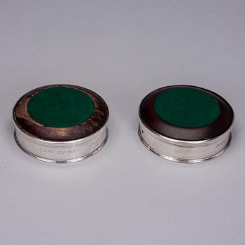 COASTERS, ett par, sterlingsilver, R. Carr Ltd, Sheffield 2000.