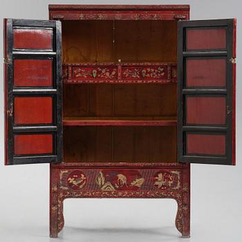 Skåp, förgyllt och rödlackerat. Qingdynastin, 17/1800-tal.