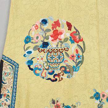 A ROBE, pattern woven and embroidered silk. Height 119,5 cm. China late Qing dynasty.