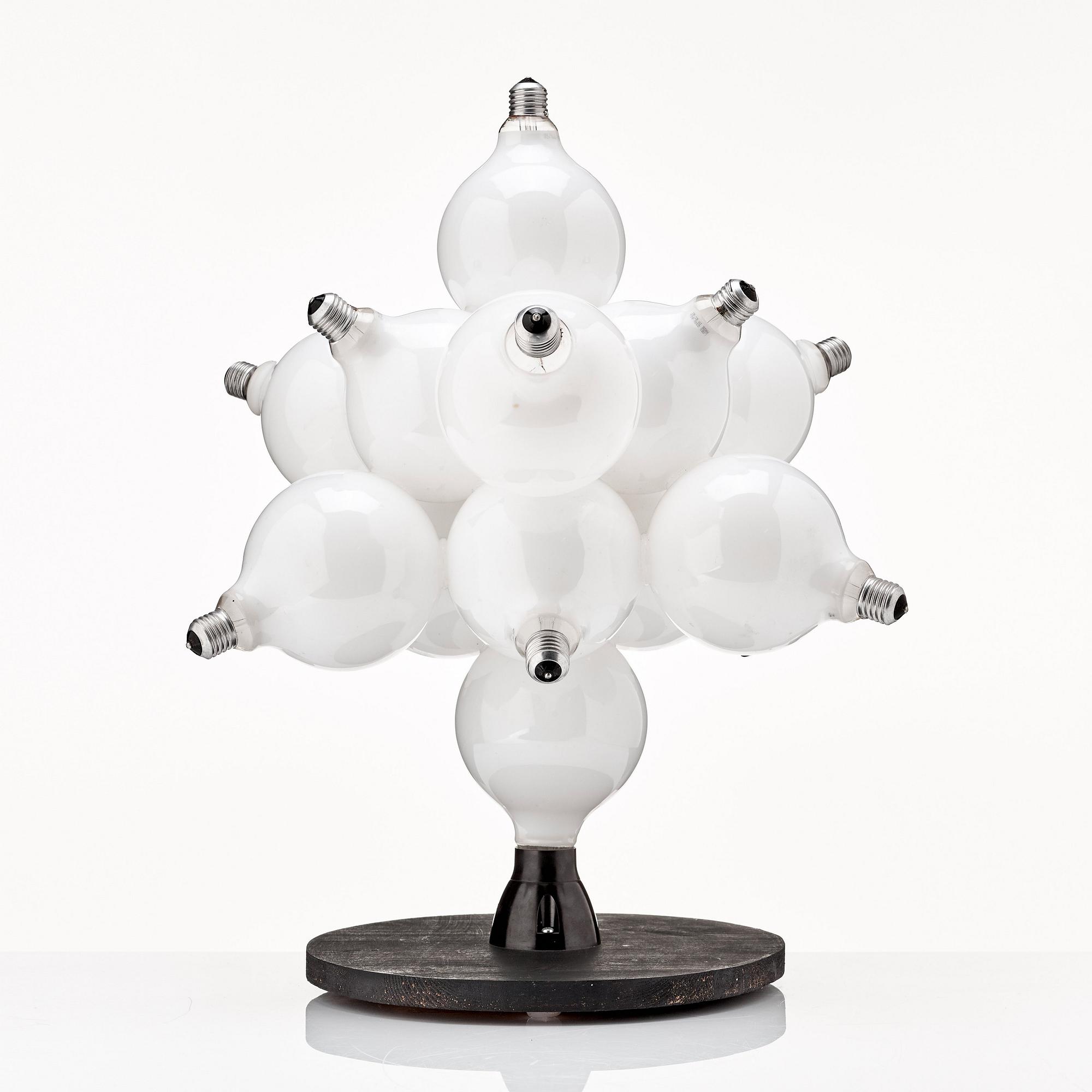Dan Wolgers, "Skulptur I (Glödlampor)".