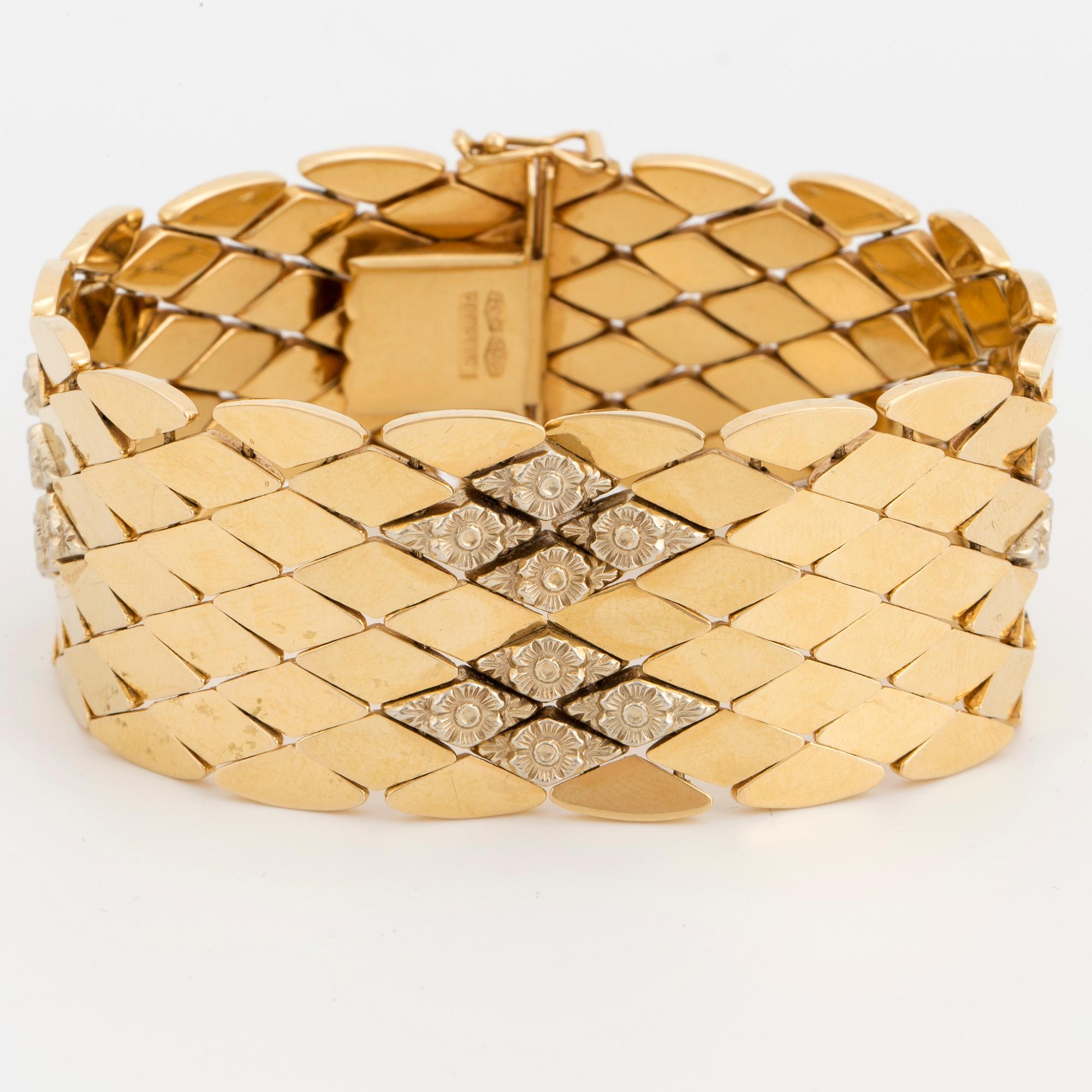 An 18K gold bracelet, Italy.